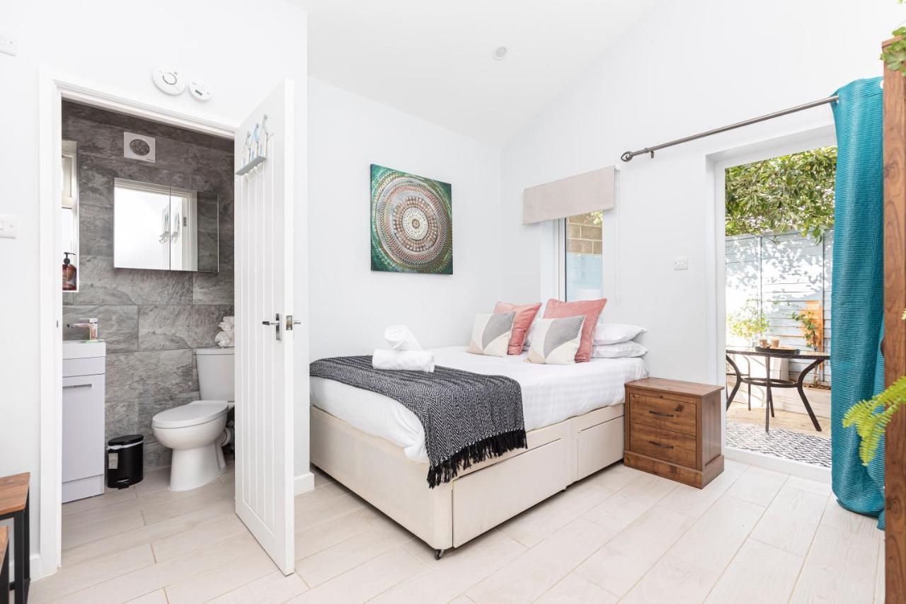 New, Stylish Studio Flat With Private Patio And Free On-Street Parking Check Out At 11Am Bournemouth Exterior photo